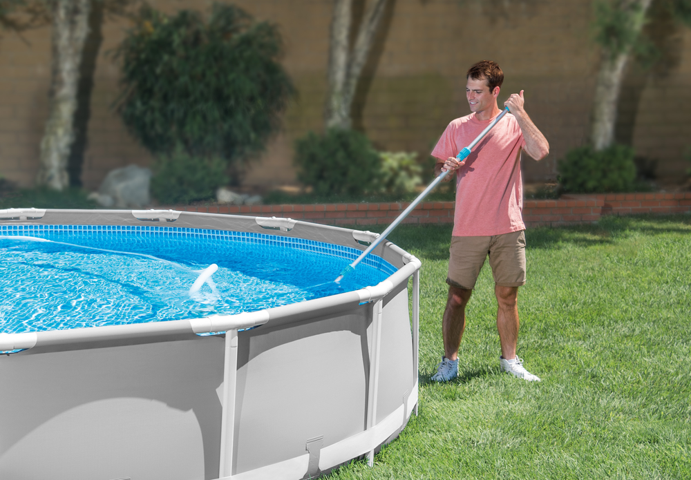 Kit de limpieza Deluxe INTEX para piscinas con recoge hojas, cepillo y cabezal