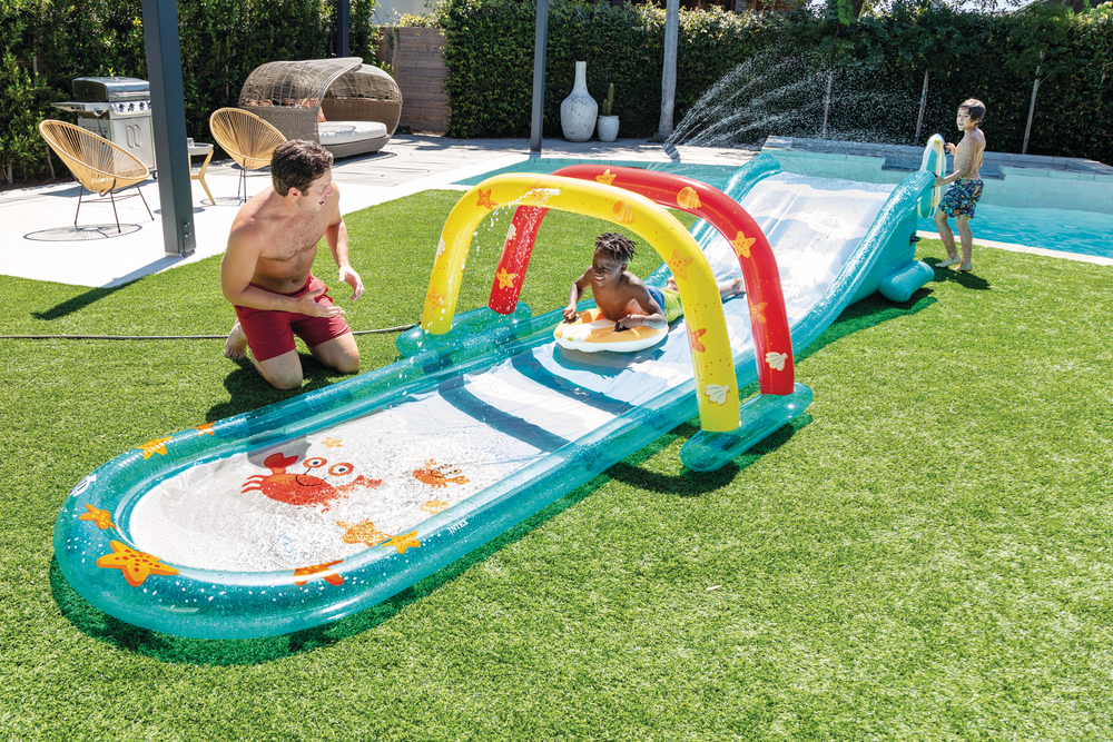 Pista deslizante agua c/rociador, tablas de surf y tobog\