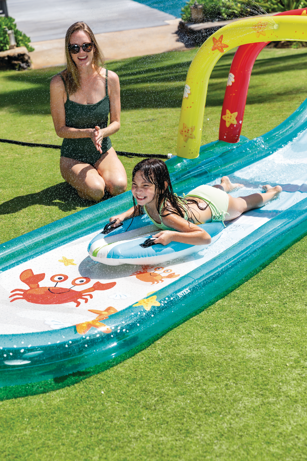 Pista deslizante agua c/rociador, tablas de surf y tobog\